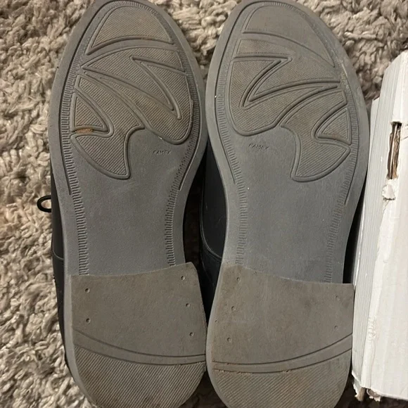 Worn twice men’s black dress shoes with laces. Size 8. - Picture 3 of 4